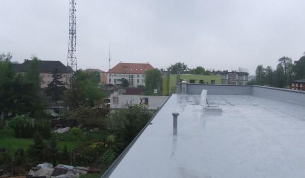 Dach z wywietrznikami i rynną
