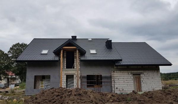Dach domu jednorodzinnego w budowie